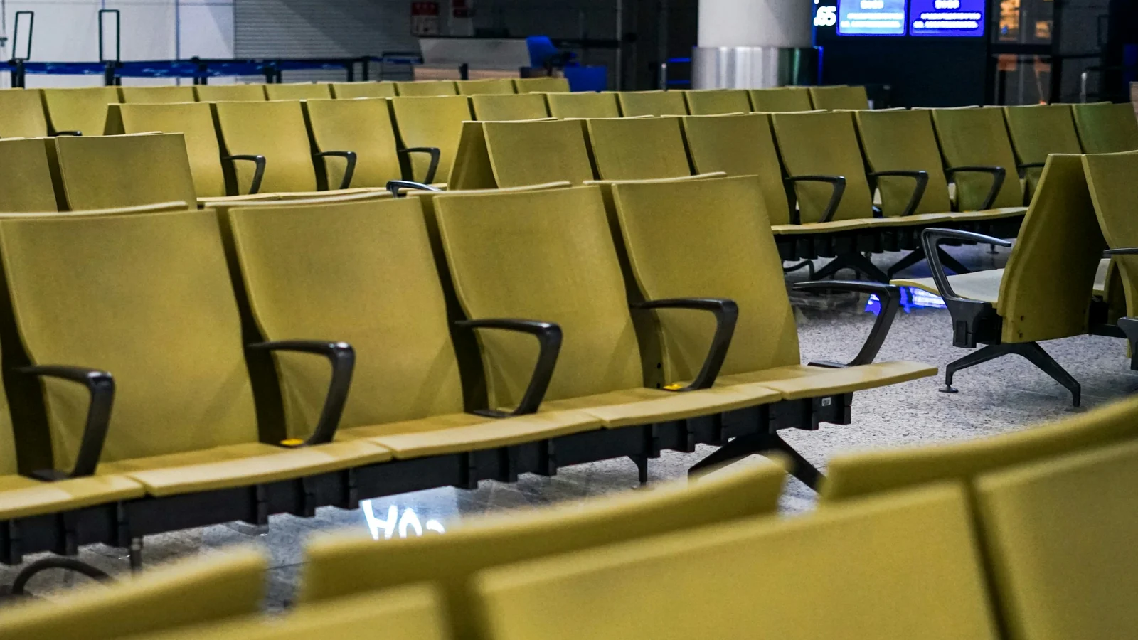 Leere Sitzreihen im Wartebereich eines Flughafens – Streik am Flughafen Düsseldorf