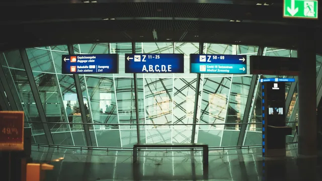 Wegweiser zu den Flugsteigen A, B, C, D, E und Z am Flughafen Frankfurt (FRA)