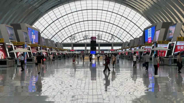 Große Terminalhalle mit Glasdach – Orientierung im Terminal am Flughafen Berlin (BER)