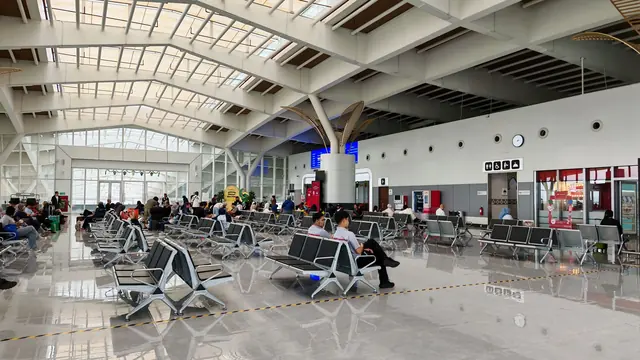 Wartebereich mit Sitzreihen in einem Terminal – Orientierung im Terminal am Flughafen Hamburg