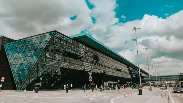 Modernes Terminalgebäude unter Wolken – Orientierung im Terminal am Flughafen Hannover