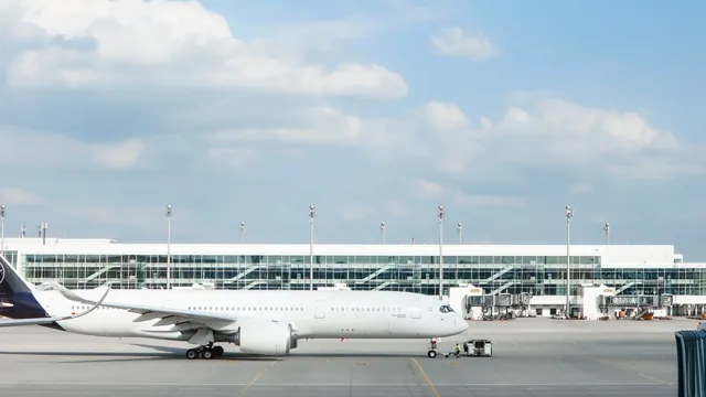 Flugzeug vor einem langgestreckten Terminalgebäude – Orientierung im Terminal am Flughafen Karlsruhe/Baden-Baden