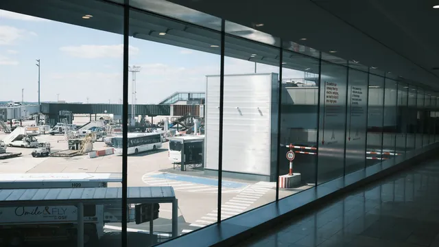 Terminal mit Blick auf das Vorfeld – Orientierung im Terminal am Flughafen Köln/Bonn