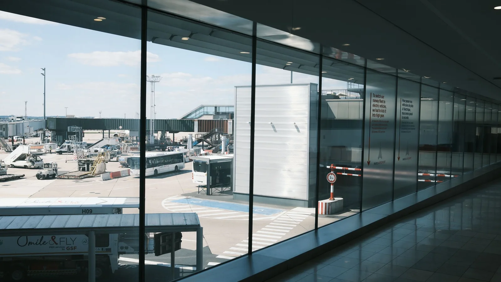 Terminal mit Blick auf das Vorfeld – Orientierung im Terminal am Flughafen Köln/Bonn