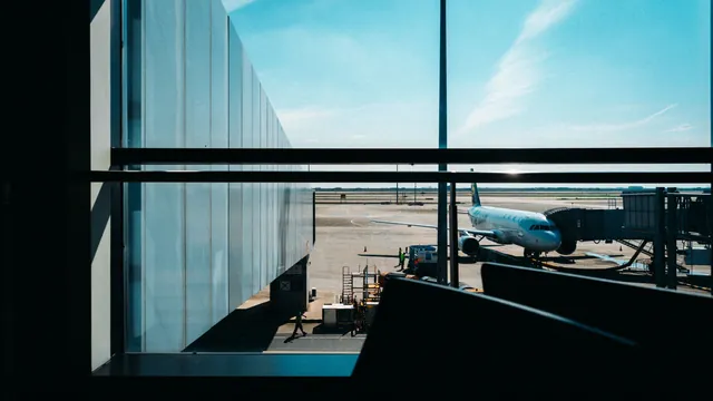 Blick aus dem Terminal auf ein Flugzeug am Gate – Orientierung im Terminal am Flughafen München