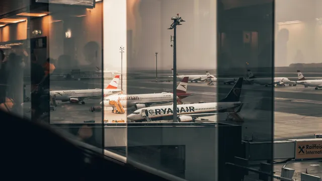 Flugzeuge hinter der Glasfront eines Terminals – Orientierung im Terminal am Flughafen Nürnberg