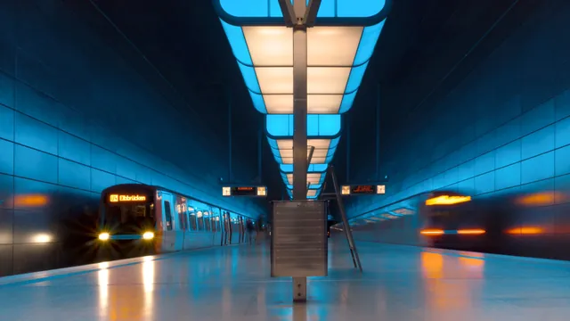 U-Bahn fährt in einen modernen Bahnhof ein – U-Bahn oder Auto zum Flughafen Nürnberg