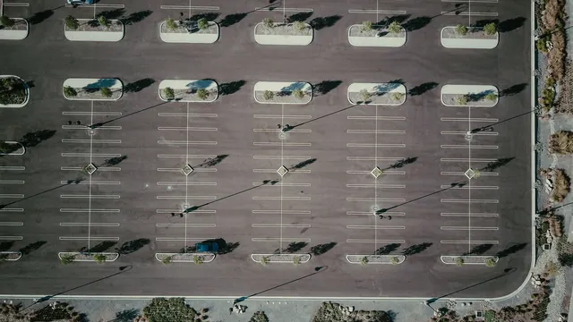 Leerer Parkplatz mit Markierungen von oben – Valet oder Shuttle am Flughafen Berlin (BER)