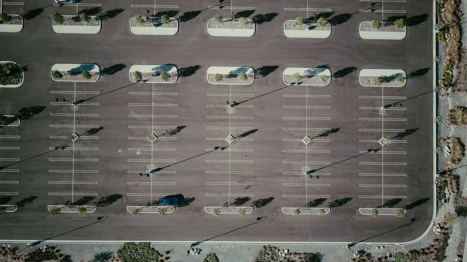 Leerer Parkplatz mit Markierungen von oben – Valet oder Shuttle am Flughafen Berlin (BER)