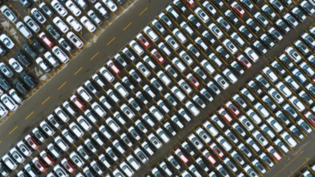 Dicht belegter Parkplatz aus der Luft – Valet oder Shuttle am Flughafen Dortmund