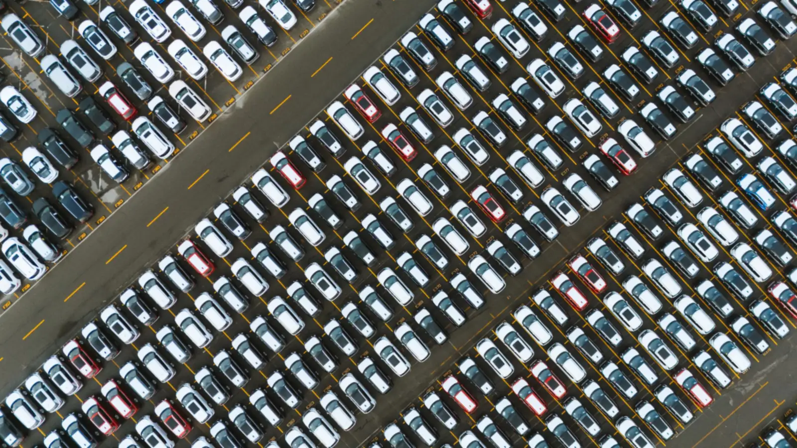 Dicht belegter Parkplatz aus der Luft – Valet oder Shuttle am Flughafen Dortmund