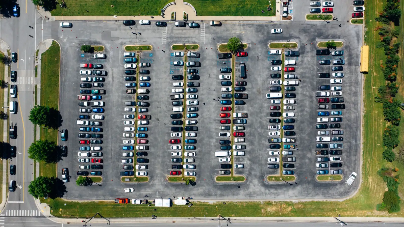 Großer Parkplatz mit Autos in Reihen von oben – Valet oder Shuttle am Flughafen Hannover