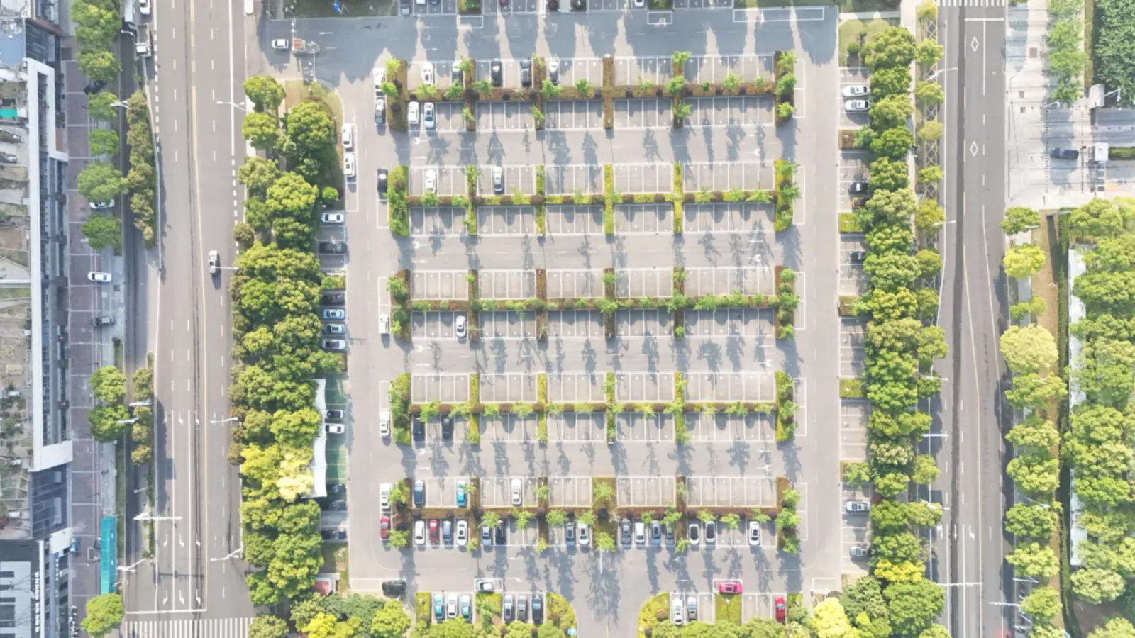 Parkplatz mit Baumreihen zwischen zwei Straßen von oben – Valet oder Shuttle am Flughafen Karlsruhe/Baden-Baden