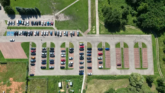 Parkplatz mit Grünflächen aus der Luft – Valet oder Shuttle am Flughafen Köln/Bonn