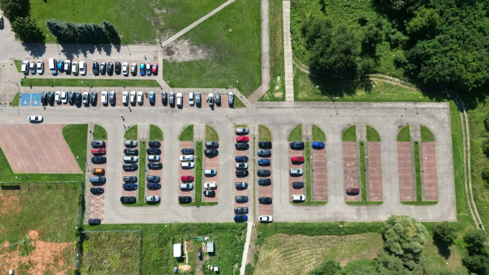 Parkplatz mit Grünflächen aus der Luft – Valet oder Shuttle am Flughafen Köln/Bonn