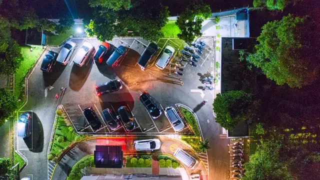 Beleuchteter Parkplatz bei Nacht von oben – Valet oder Shuttle am Flughafen Memmingen