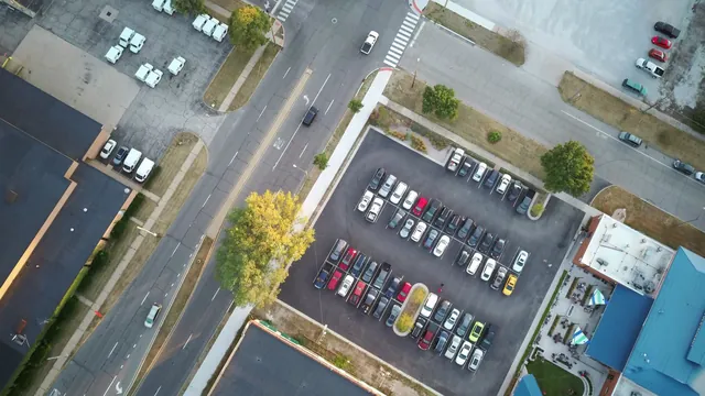 Parkplatz neben einer Straße aus der Luft – Valet oder Shuttle am Flughafen München