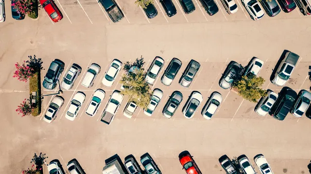 Voller Parkplatz an einem sonnigen Tag von oben – Valet oder Shuttle am Flughafen Stuttgart