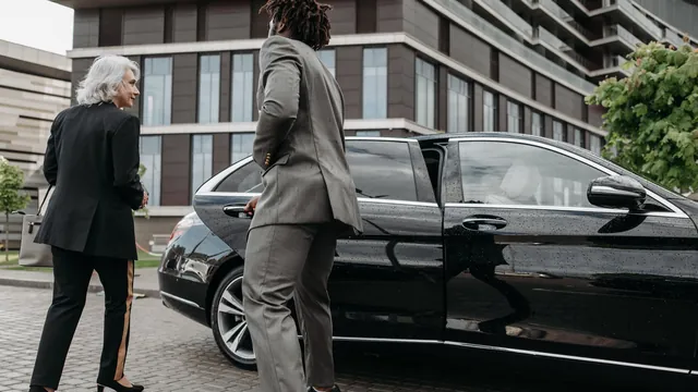 Fahrer öffnet einem Fahrgast die Autotür – Valet Parking am Flughafen Berlin (BER)