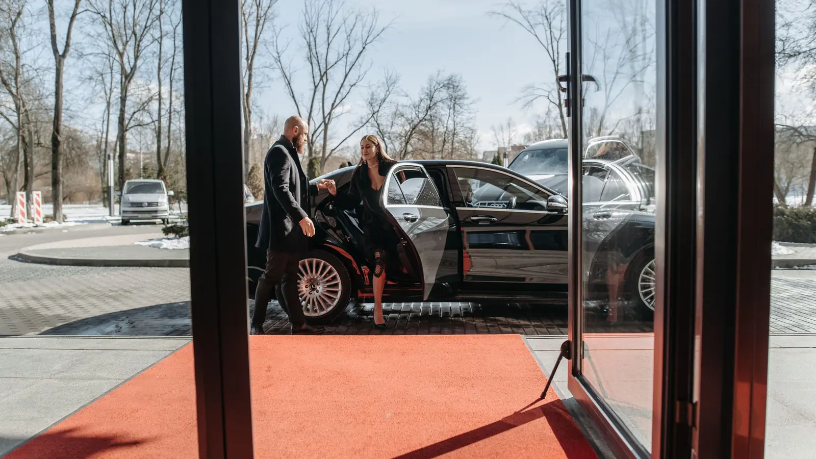 Paar steigt aus einer Limousine vor einem Eingang – Valet Parking am Flughafen Hamburg