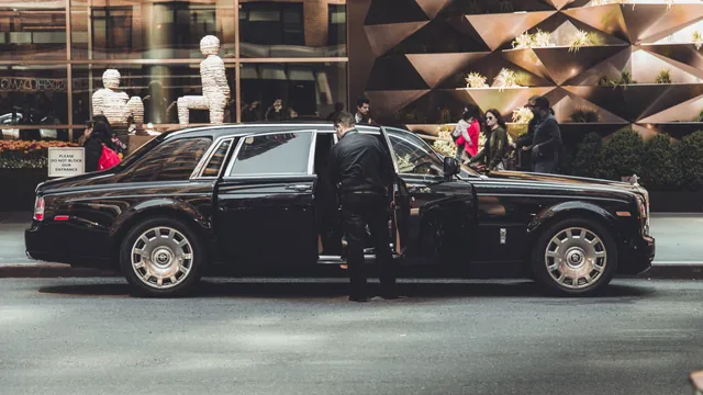 Chauffeur an einer Limousine – Valet Parking am Flughafen Köln/Bonn