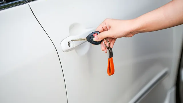 Hand mit Autoschlüssel an der Fahrertür – Valet Parking am Flughafen Memmingen