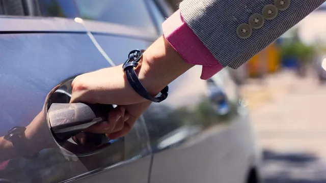 Hand öffnet die Tür eines Autos – Valet Parking am Flughafen München