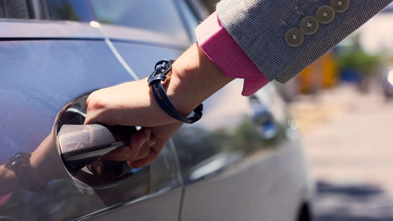 Hand öffnet die Tür eines Autos – Valet Parking am Flughafen München