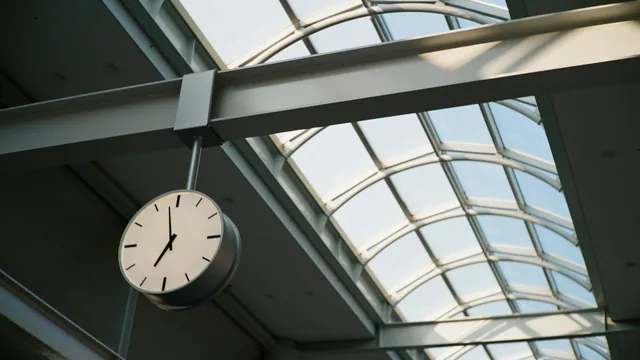 Bahnhofsuhr unter einem Glasdach – wann man am Flughafen Frankfurt sein sollte