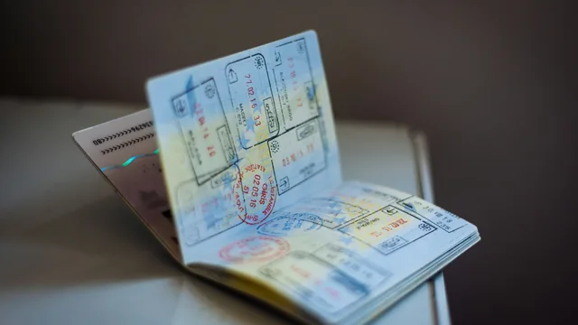 Reisepass mit Ein- und Ausreisestempeln – Zoll und Einreise am Flughafen Düsseldorf