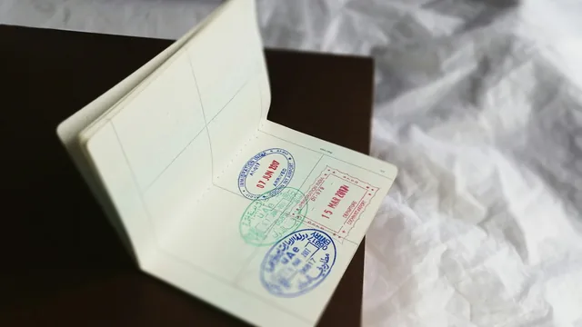 Aufgeschlagener Reisepass mit Stempeln – Zoll und Einreise am Flughafen Frankfurt